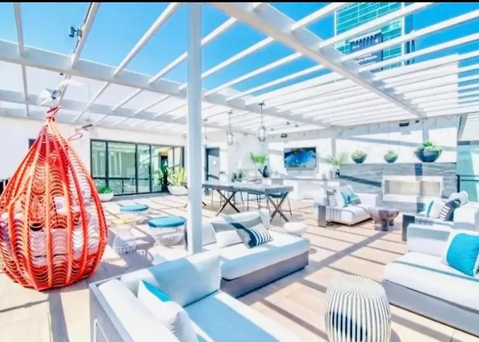 Hollywood Penthouse With Balcony & Pool View