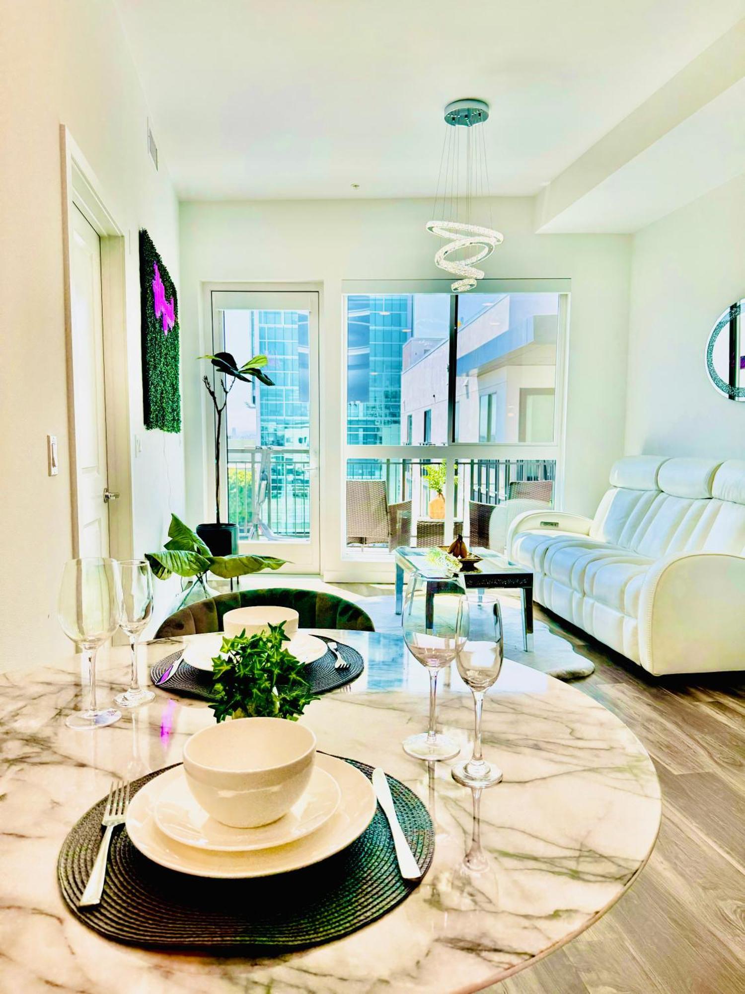 Hollywood Penthouse With Balcony & Pool View Apartment