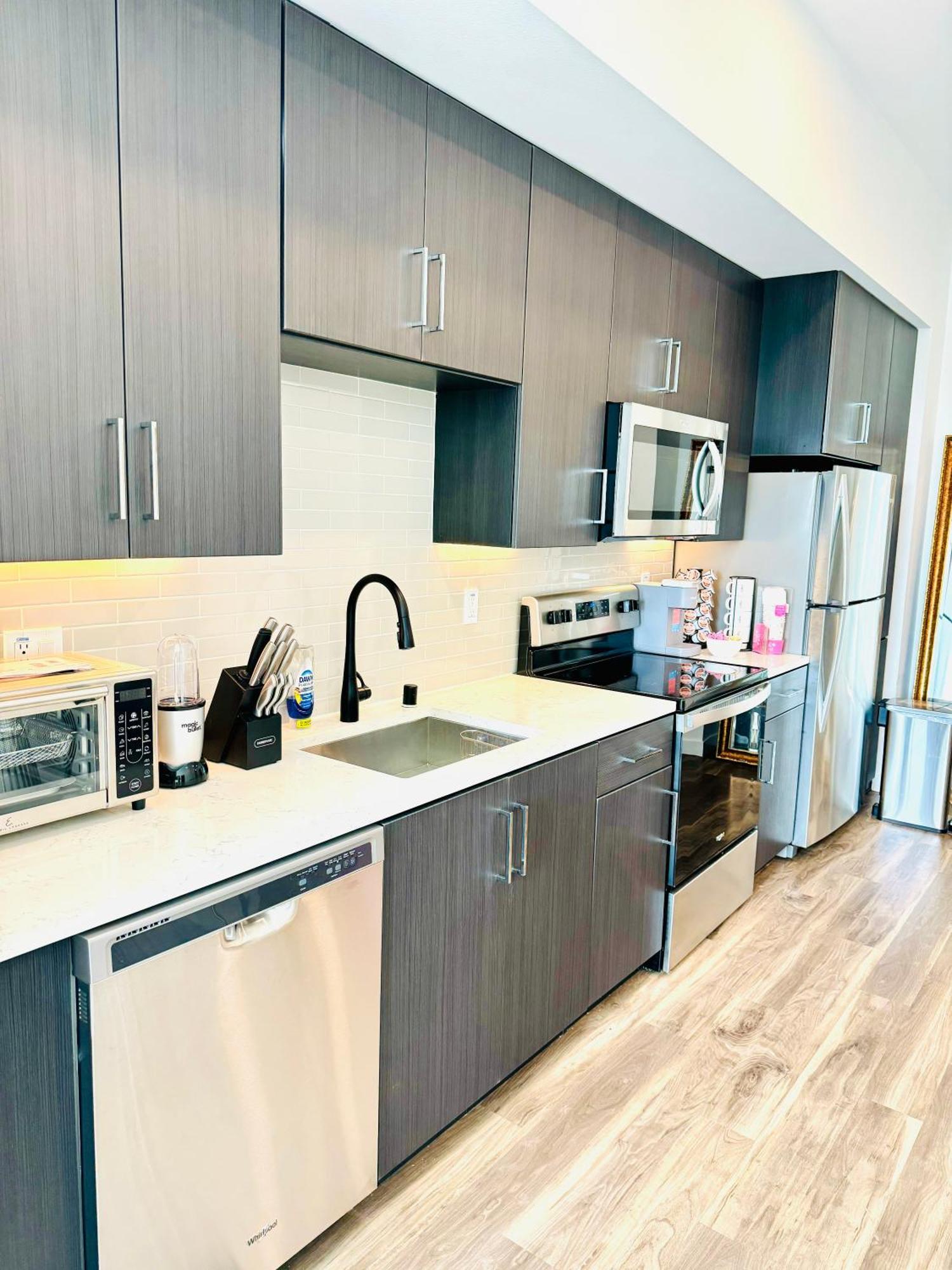 Hollywood Penthouse With Balcony & Pool View Apartment Los Angeles