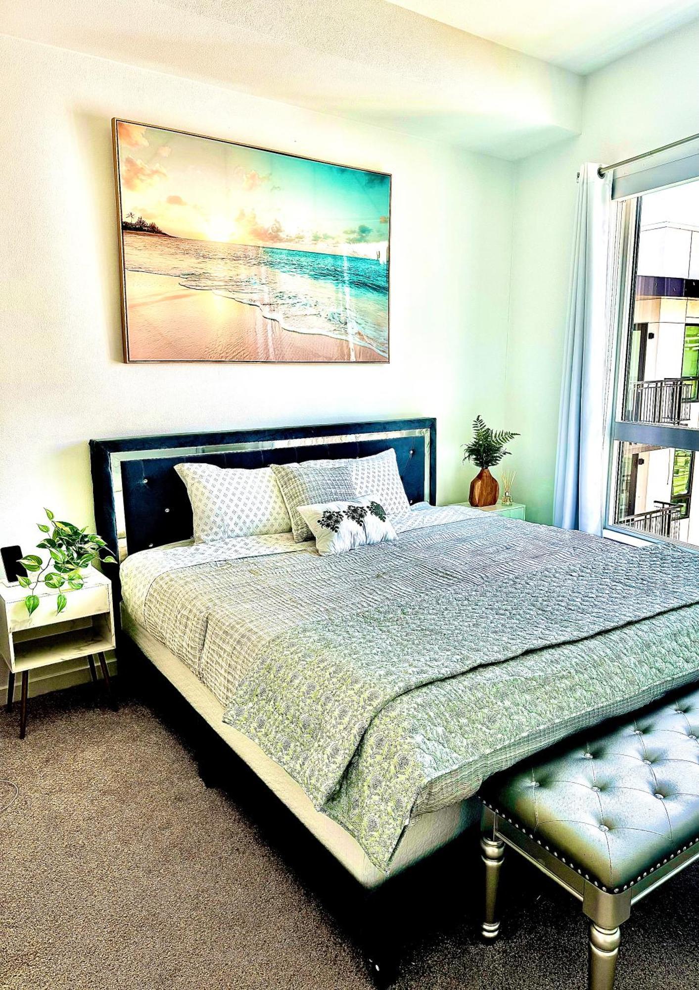 Hollywood Penthouse With Balcony & Pool View Los Angeles