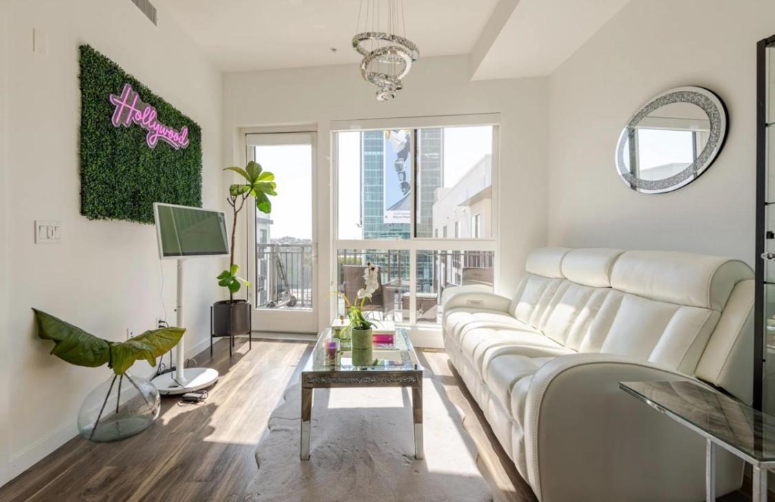 Hollywood Penthouse With Balcony & Pool View Apartment Los Angeles