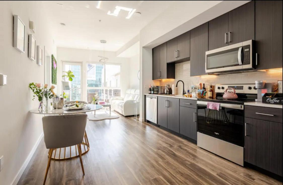 Hollywood Penthouse With Balcony & Pool View Los Angeles