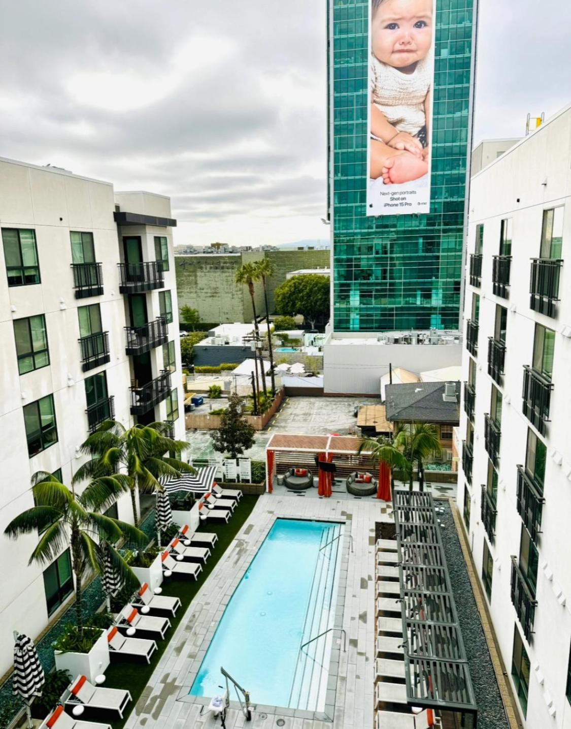 Hollywood Penthouse With Balcony & Pool View Apartment