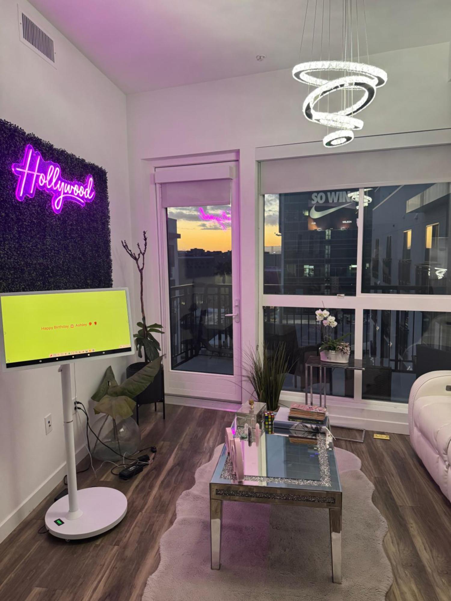 Hollywood Penthouse With Balcony & Pool View Apartment *
